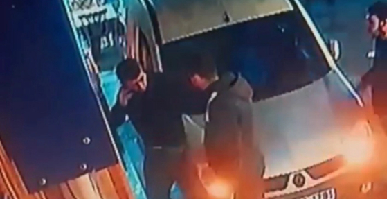 "Niyə maşınıma söykəndin" deyib dava saldı - VİDEO