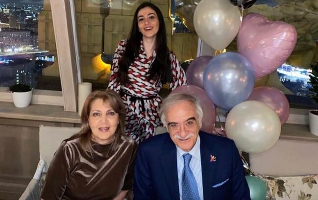 Polad Bülbüloğlu xanımı və qızı ilə - Foto