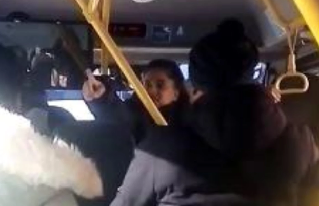 Ərinin sevgilisi ilə qarşılaşan qadın aləmi bir-birinə qatdı - VİDEO