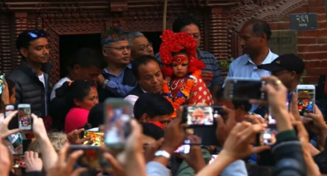 İki yaşlı qızı ilahə seçdilər