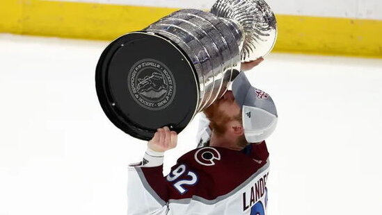 21 ildən sonra çempion olan komandanın oyunçuları kuboku iki dəfə yerə saldılar - FOTO/VİDEO