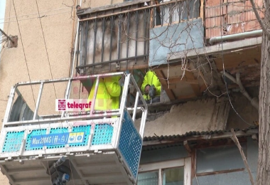 Bakıda binanın eyvanı uçdu (FOTO)