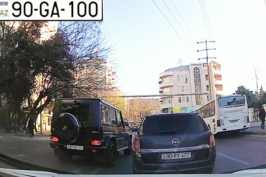Bakıda "Gelandewagen" sürücüsü yol polislərinin gözü qarşısında "şou göstərdi" - VİDEO