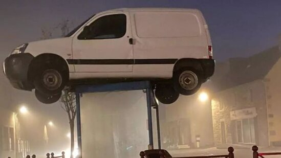 Dayanacağın üzərində dayanan avtomobil insanların təəccübünə səbəb olub - FOTO