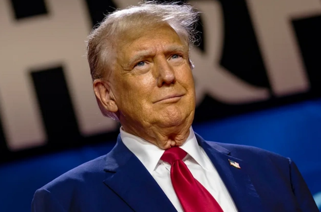 Tramp ofisianta 500 dollar bəxşiş verib üzərində qeyd yazdı