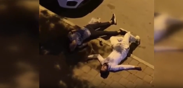 Sərxoş olub səkidə huşunu itirdi, başına gəlməyən qalmadı- VİDEO