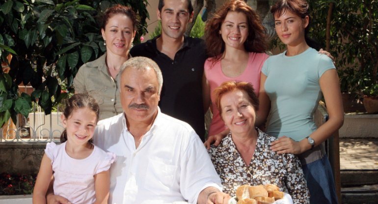 "Yaprak dökümü"nün Hayriyesi son halı ilə gündəm oldu - FOTO