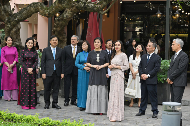 Leyla Əliyeva Vyetnamda muzeydə - Fotolar