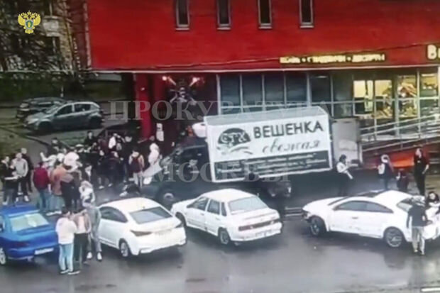 Rusiyada gənc qız başqasının yük maşınına minərək onu insanların üstünə sürdü