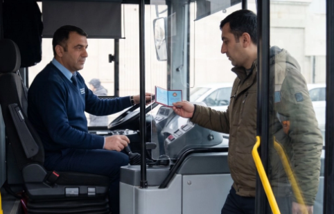 Avtobusda kimlər gedişhaqqı ödəməyə bilər? - "BakuBus"dan AÇIQLAMA