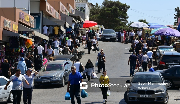 Bakı bazarlarında iş gecə də davam edir: "Axşam saat 9-da gəlib səhərə qədər işləyirəm"