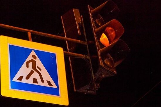 Bakıda yolu keçən qadını avtomobil vurub