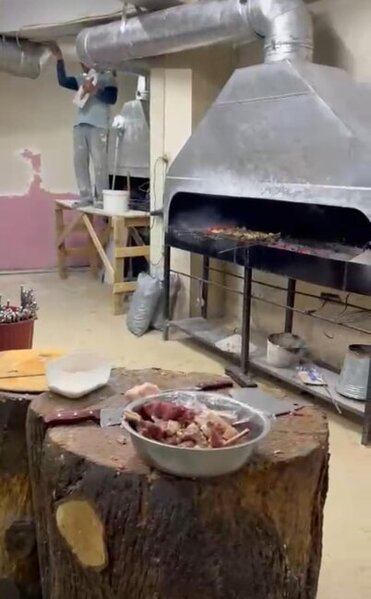 Təmir gedə-gedə kabab bişirdilər - Sahibi cəzalandırıldı - Fotolar