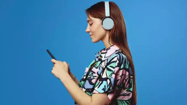 Yüksək səslə qulaqlıq istifadəsi: Eşitmə itkisinə səbəb ola bilər