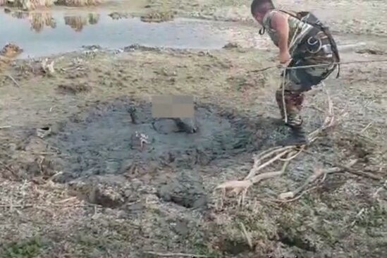 Mingəçevirdə ahıl kişi bataqlığa düşüb - VİDEO