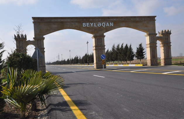 Beyləqanda avtomobil rayonun simvolik giriş qapısına çırpılıb: Yaralılar var