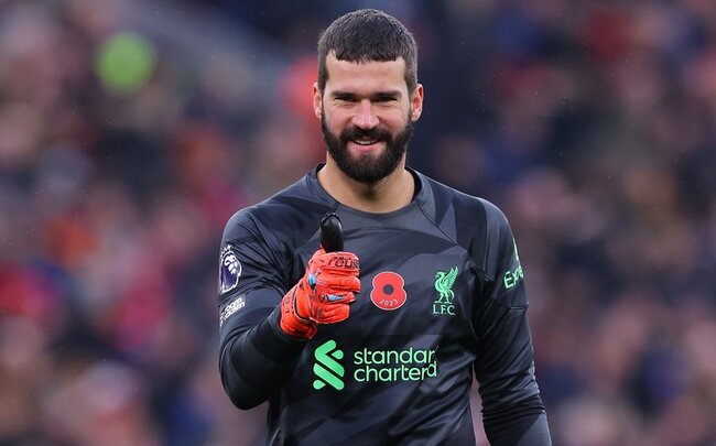 Alison Beker "Liverpul"da 300 oyuna çıxan üçüncü braziliyalı futbolçu olub