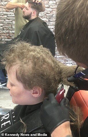 10 il saçını daramayan oğlan ilk dəfə bərbərə getdi - FOTO