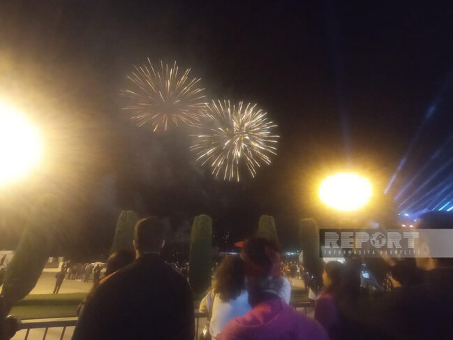 Bakıda Heydər Əliyevin 100 illik yubileyi ilə əlaqədar atəşfəşanlıq olub - FOTO