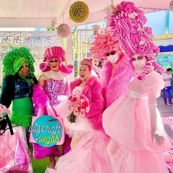 Bu qız çəhrayı RƏNGƏ ərə getdi - FOTO-VİDEO