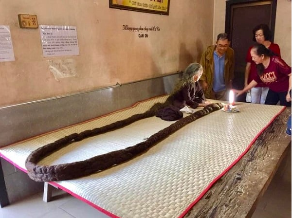 66 il saçını yumadan uzatdı - Piton ilanına bənzətdi - FOTO