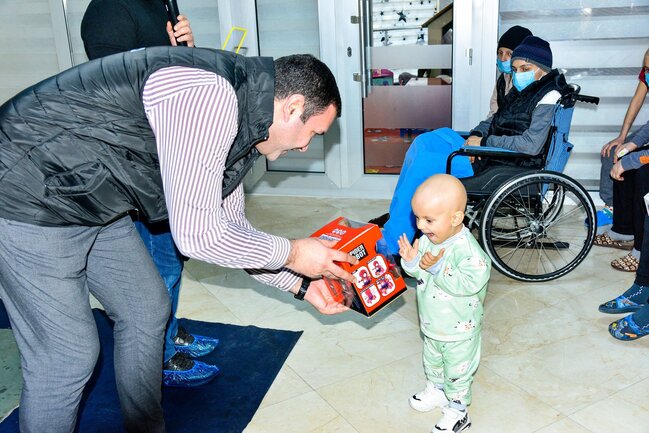 Avrora Qrup onkoloji xəstəlikləri olan uşaqları sevindirib