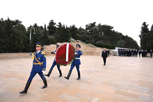 Tacikistan Prezidenti Şəhidlər xiyabanında - Fotolar
