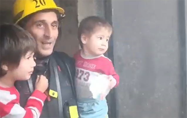 Sumqayıtda yaşayış binasında yanğın olub, 8 nəfər təxliyə edilib - Video