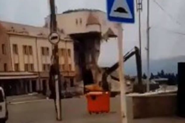 Xankəndidə separatçıların "parlament" binası sökülür - VİDEO