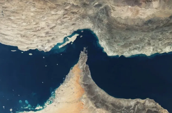 KİV: İran gəmilərin Hörmüz boğazından keçidini dayandırdı