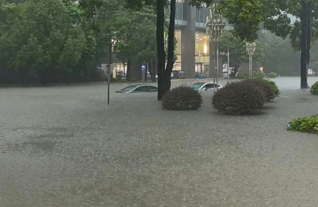 Çində daşqınlar nəticəsində səkkiz nəfər ölüb, itkin düşənlər var