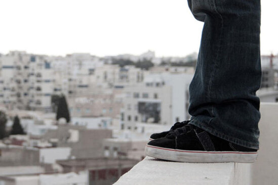 Bakıda 18 yaşlı oğlan özünü doqquzmərtəbəli binadan atdı