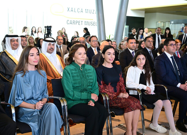 Prezidentin qızları Şahzadə ilə sərgidə - Fotolar