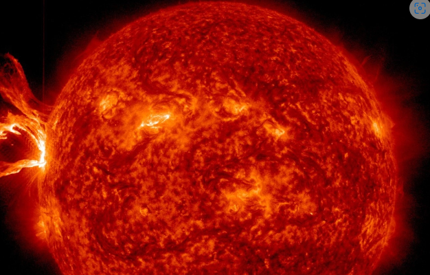 Günəşdə güclü partlayış baş verib