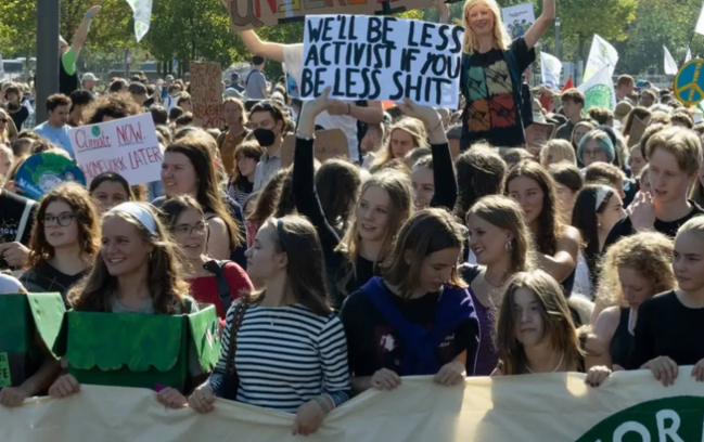 Almaniyanın 80 şəhərində 50 mindən çox insan hökumətə qarşı etirazlarda iştirak edib