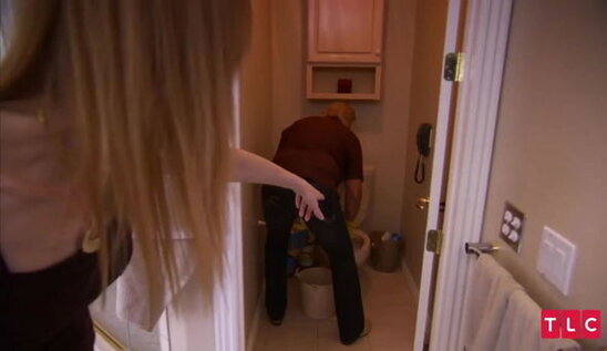 Xəsis milyonçu su puluna qənaət üçün çirkli qabları silir, qonaqlara isə... – FOTO/VİDEO