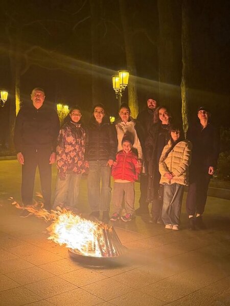 Prezident ailəsi ilə tonqal ətrafında - Foto