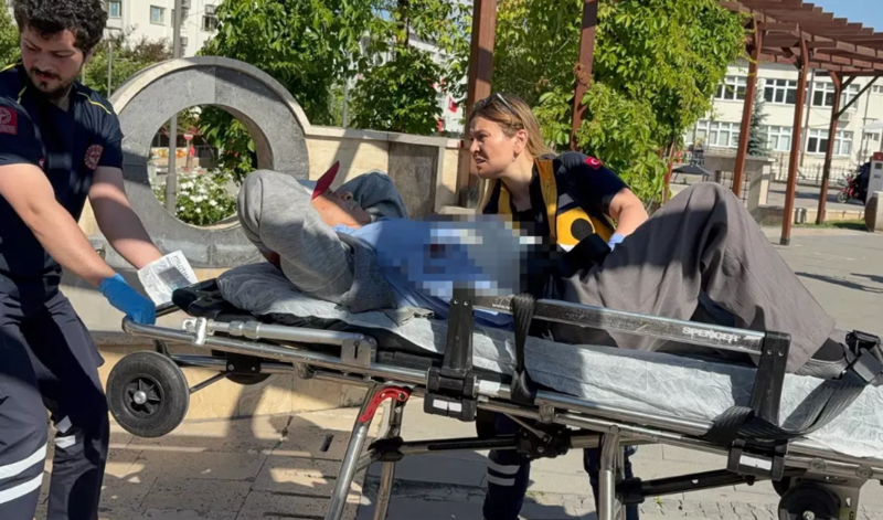 Parkda dörd yerindən bıçaqlanaraq yaralandı