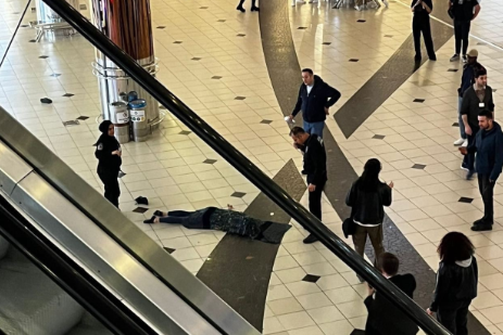 Qadın ticarət mərkəzinin 5-ci mərtəbədən özünü atıb - VİDEO