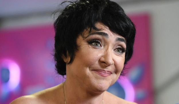 Rusiyalı məşhur mərasimə milyon dollarlıq zinət əşyası ilə gəldi