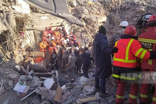 Azərbaycanın xilasediciləri dağıntılar altından 198 saatdan sonra 2 nəfəri sağ çıxarıb - FOTO