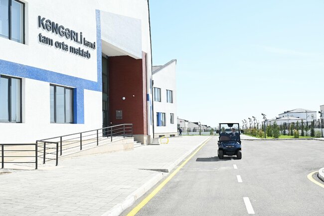 İlham Əliyev Ağdamın Kəngərli kəndində klub-icma mərkəzində yaradılan şəraitlə də tanış olub