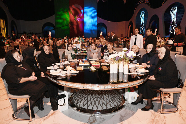 Prezidentin qızları Zəfəri şəhid anaları ilə qeyd etdi - Fotolar