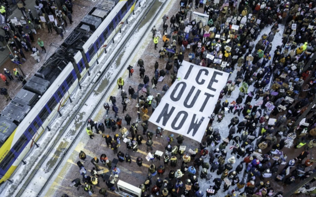 KİV: ABŞ-də minlərlə nümayişçi miqrasiya xidmətinə qarşı çıxıb