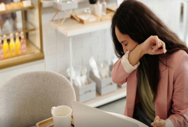 Açıq gözlə asqırmaq mümkündür? – alimlər məşhur mifi təkzib etdi