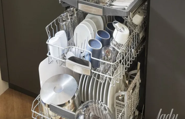 Qabyuyan maşın, yoxsa əl ilə yumaq: hansı daha sərfəlidir?