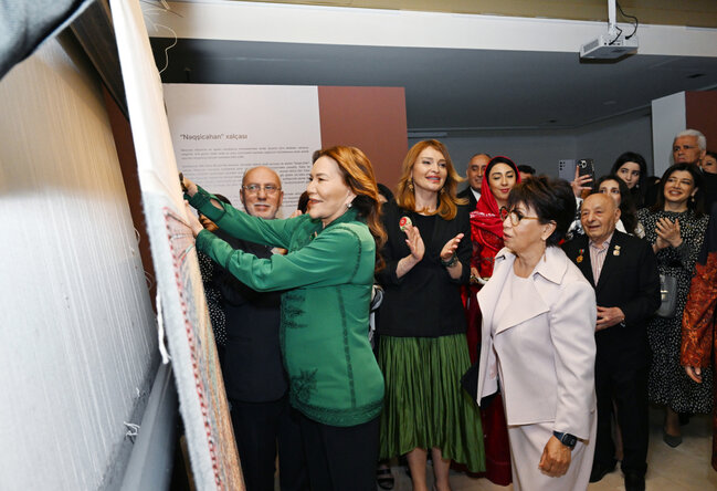 Prezidentin qızları Şahzadə ilə sərgidə - Fotolar