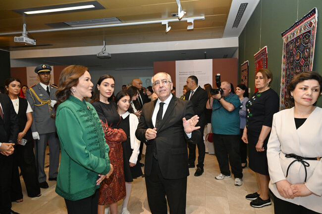 Prezidentin qızları Şahzadə ilə sərgidə - Fotolar