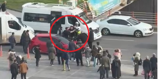 Maşını mübahisə etdiyi polis əməkdaşlarının üzərinə sürdü, bir nəfəri vuraraq QAÇDI - VİDEO