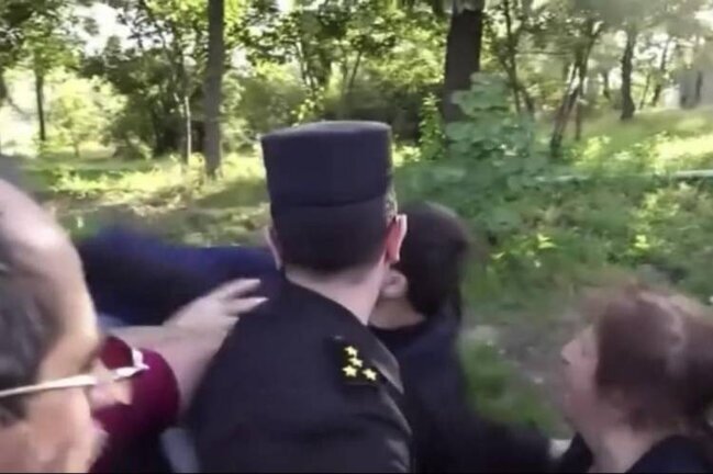 Ermənistanda vətəndaş deputata SİLLƏ VURDU -VİDEO